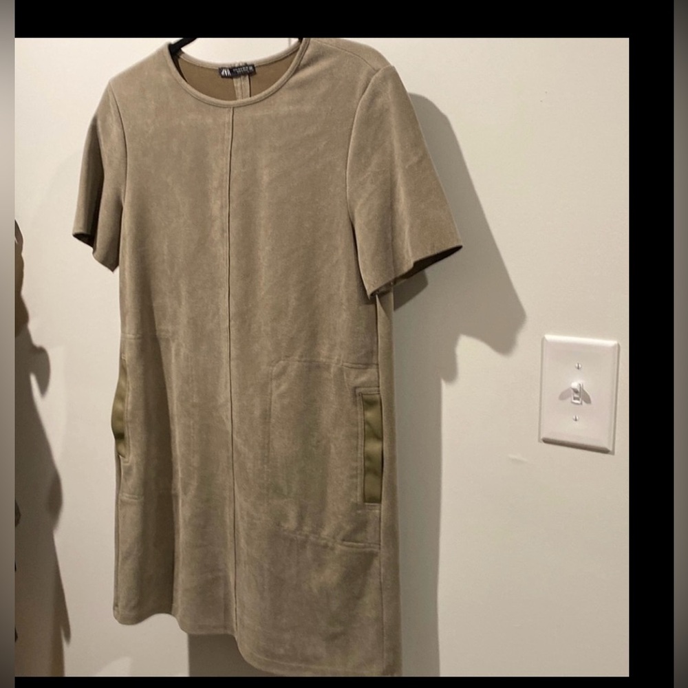 Short sleeve fall dress.